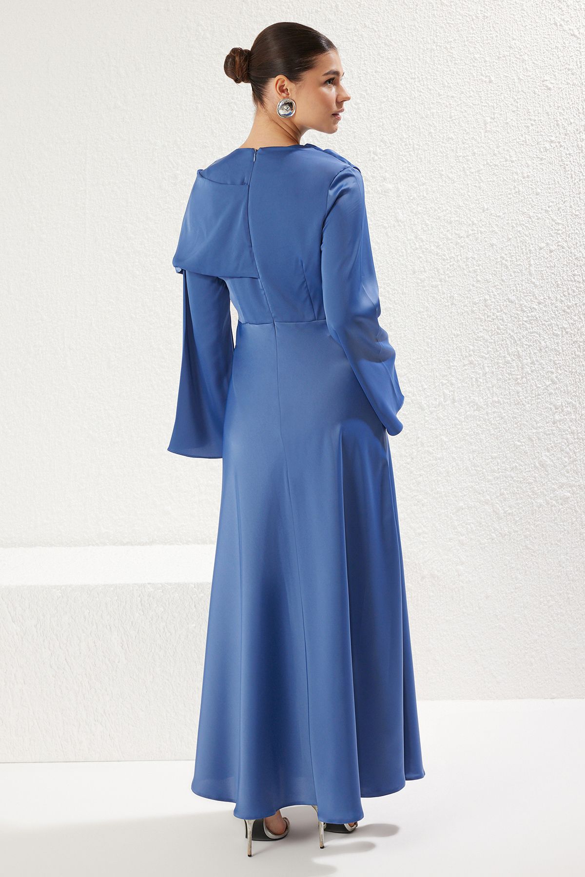 Trendyol Modest-فستان سهرة من الساتان بتفاصيل شال أزرق TCTSS25DB00009 5