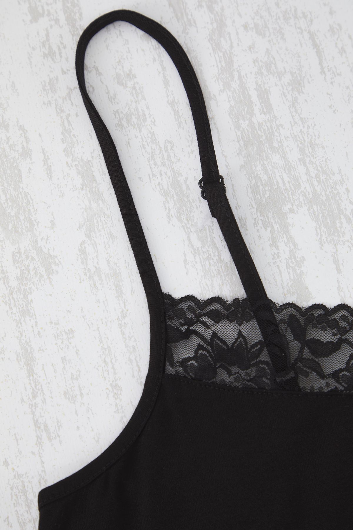 Trendyol Curve-Schwarzes gestricktes Spitzen-Nachthemd mit V-Ausschnitt TBBSS25CH00006 3
