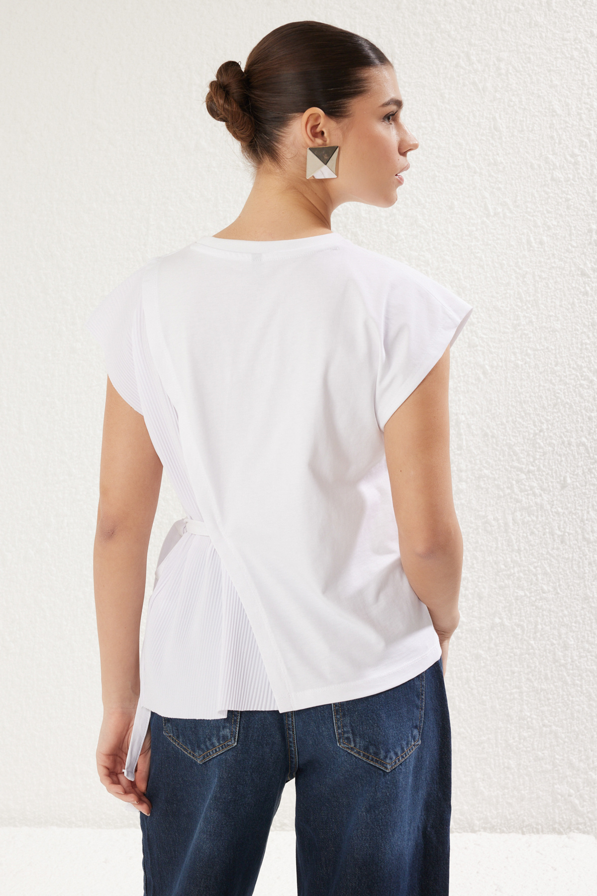 Trendyol Collection-Pohodlně padnoucí bílá pletená halenka s plisovaným a zavazovacím detailem - TWOSS25BZ00094 5