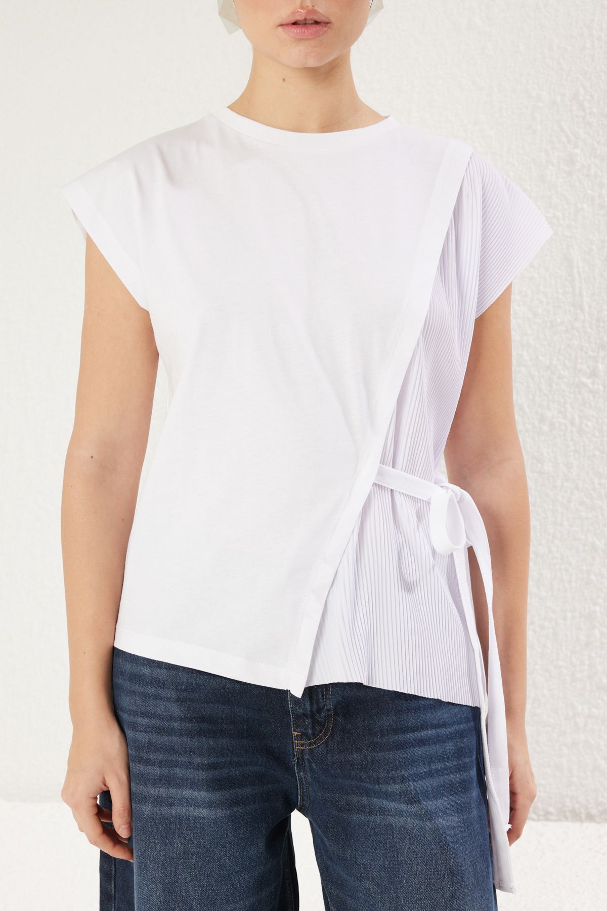 Trendyol Collection-Pohodlně padnoucí bílá pletená halenka s plisovaným a zavazovacím detailem - TWOSS25BZ00094 3