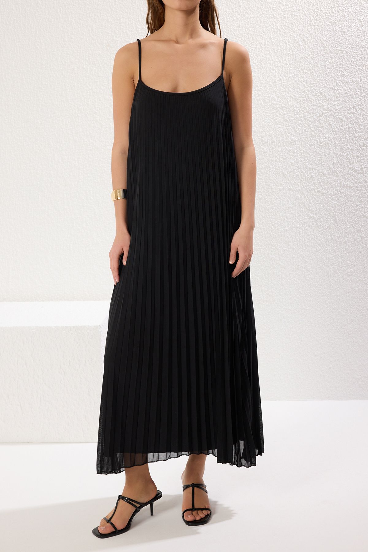 Trendyol Collection-Dehnbares, plissiertes A-Linien-Maxikleid – Schwarz mit geradem Schlitz TWOSS25EL00170 4