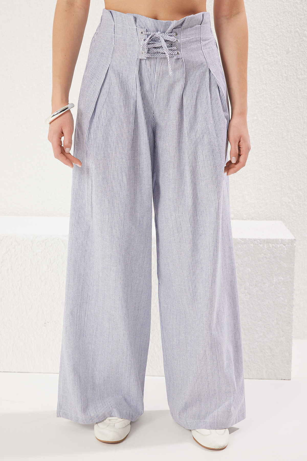 Trendyolmilla  Çok Renkli Çizgili Keten Görünümlü Wide Leg/Geniş Paça Dokuma Pantolon TWOSS25PL00032 Palazzo - Görsel 4