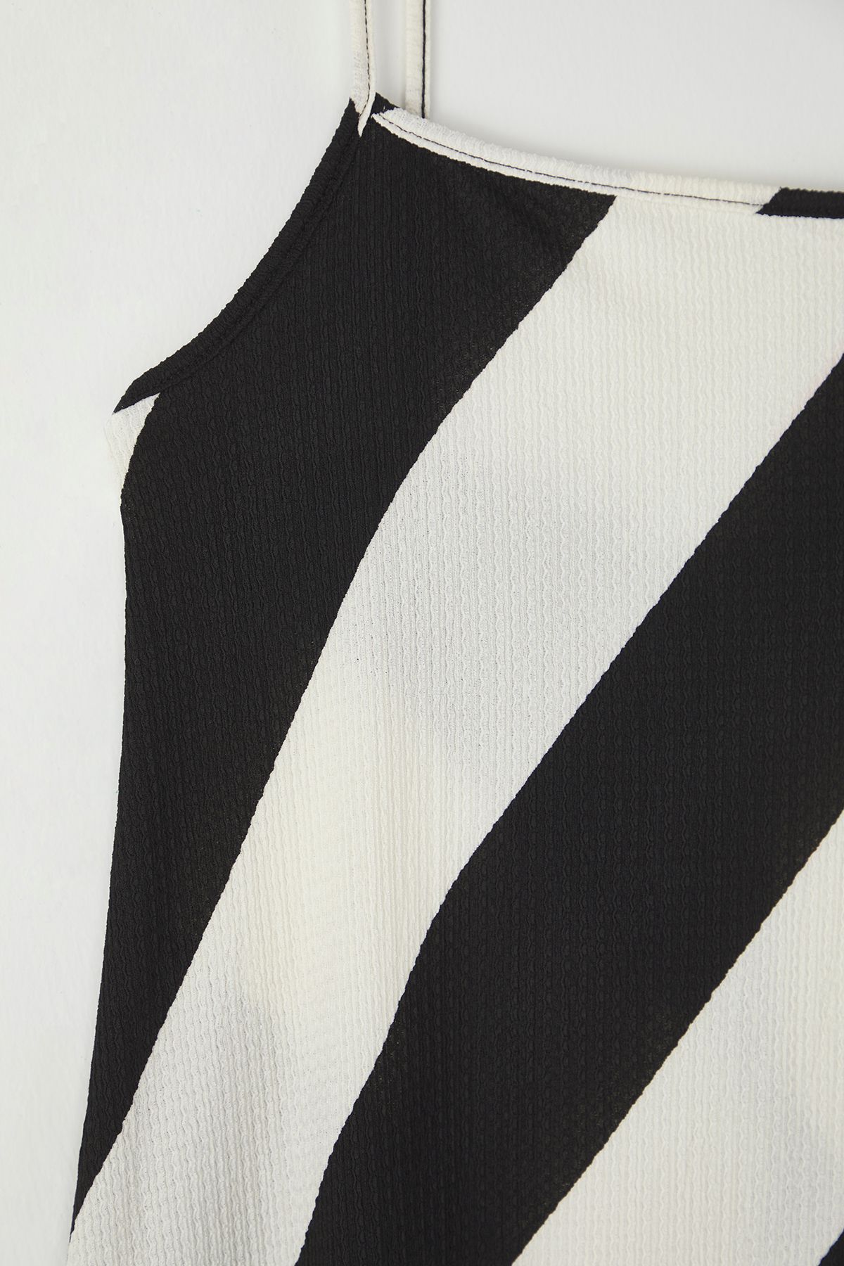 Trendyol Curve-Schwarz-weißes Strickkleid in Übergröße 7