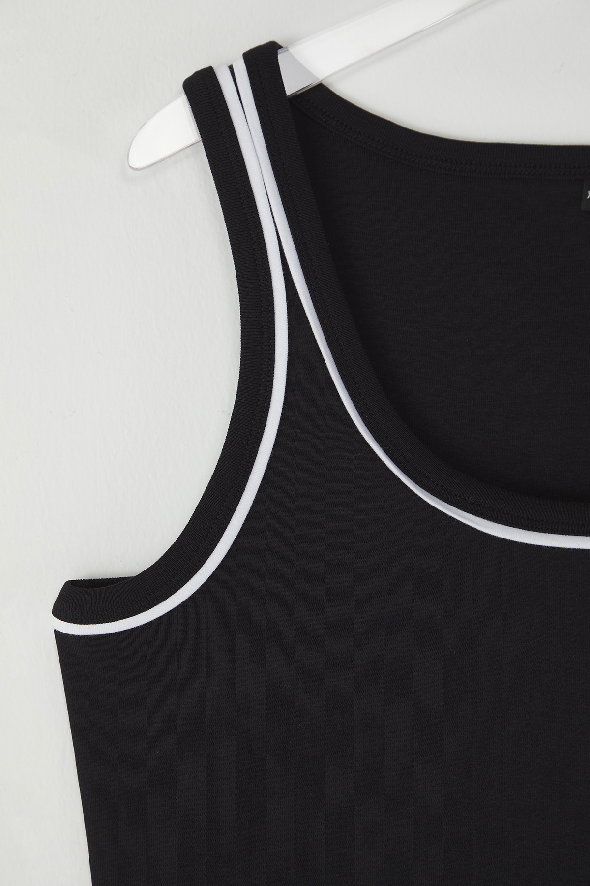 Trendyol Curve-Černé tílko s ohlávkou Plus Size – kontrastní lemování, 100% bavlna TBBSS25CV00007 7