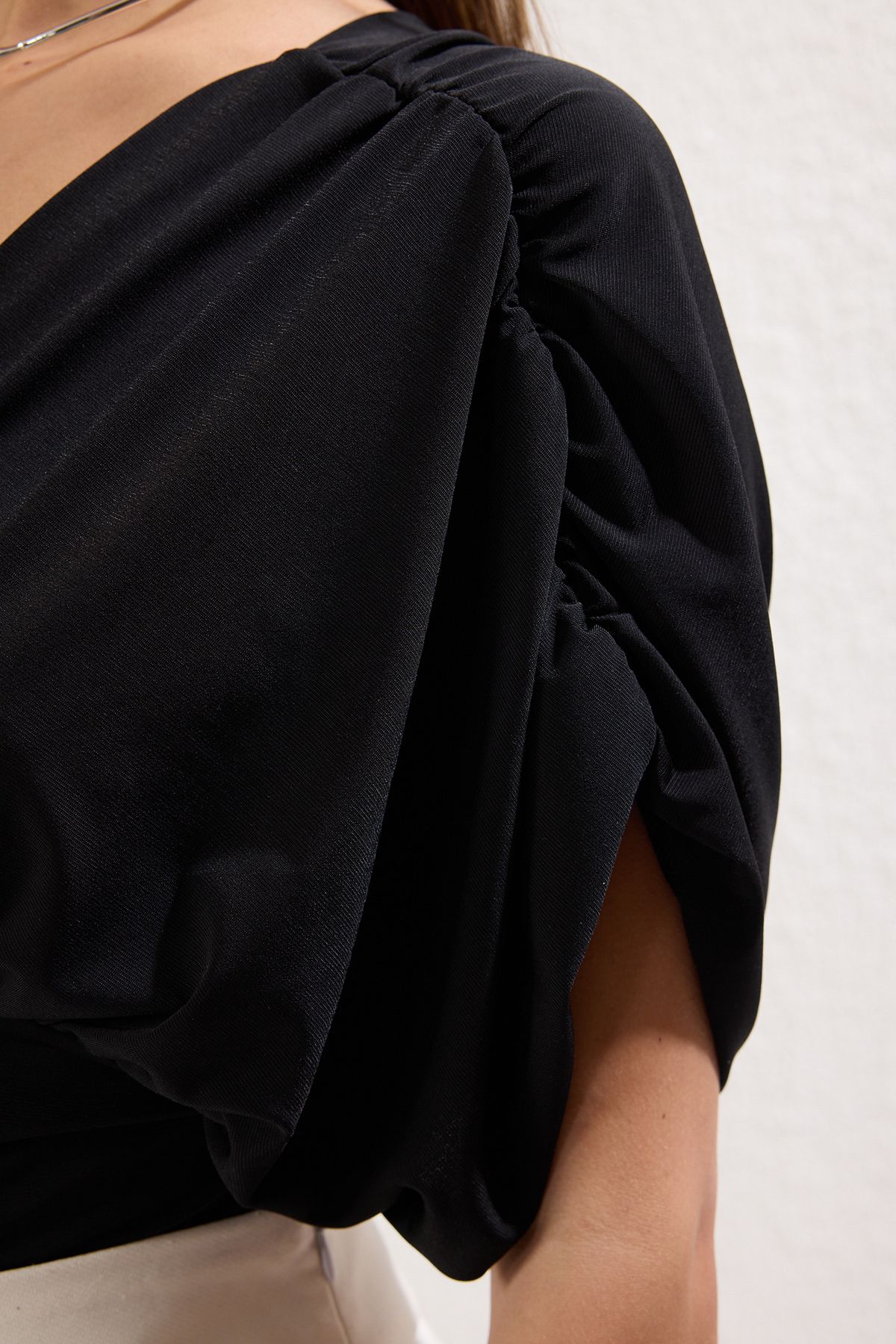 Trendyol Collection-Schwarzer, gerader, figurbetonter, elastischer Strickbody mit Volants und Druckknöpfen TWOSS25BD00003 4