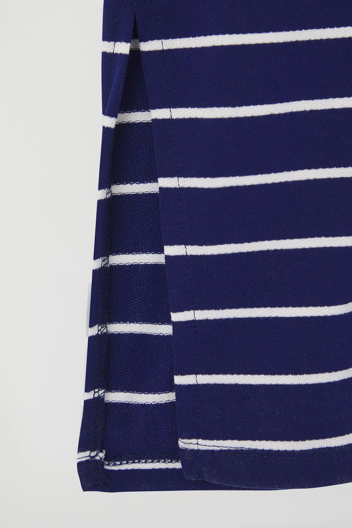 Trendyol Curve-Φόρεμα με ριγέ πλεκτό γιακά ποδηλάτου Navy Blue TBBSS25AH00087 7