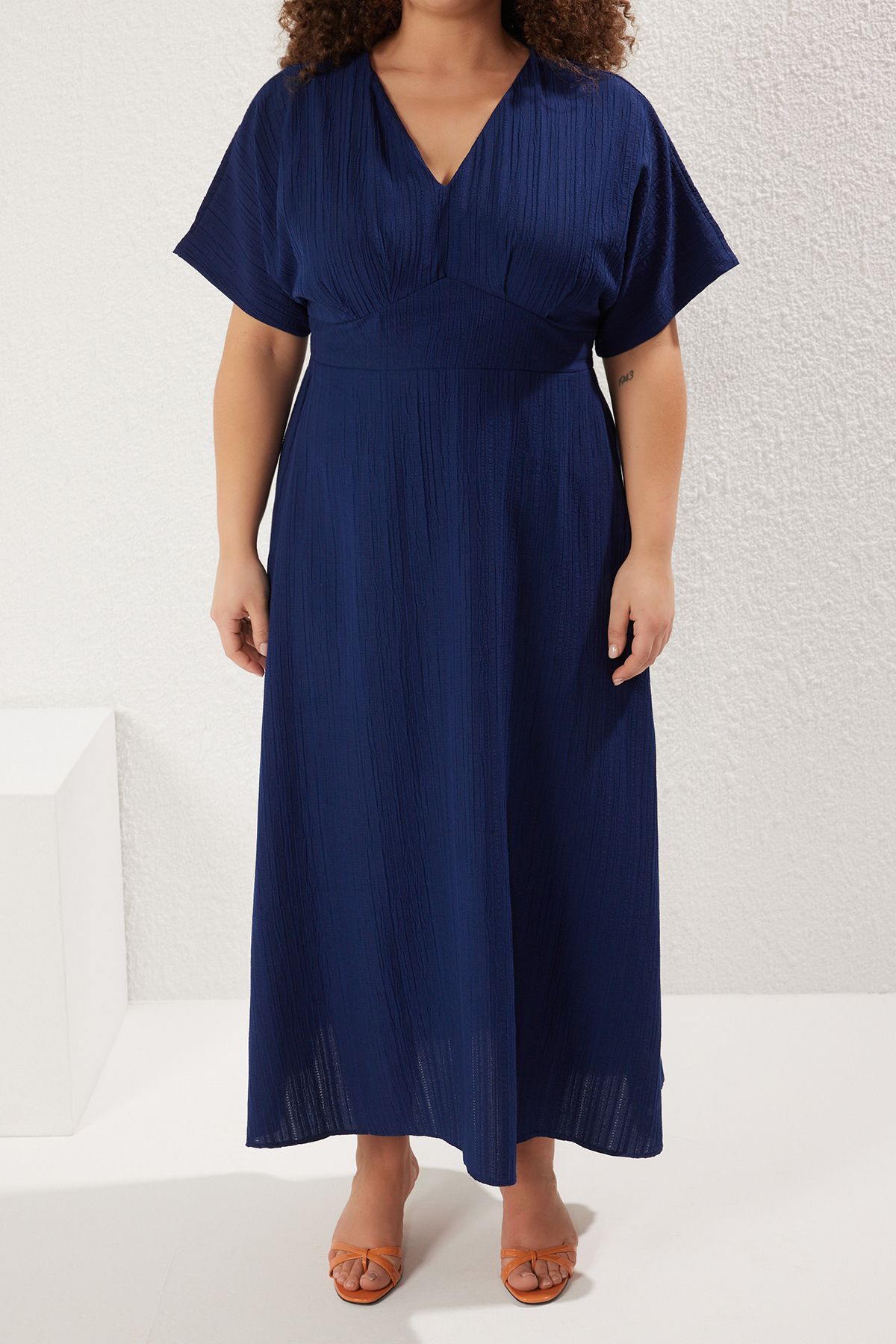 Trendyol Curve-Rochie maxi marime mare, albastru bleumarin, cu decolteu în V, cu mâneci scurte, țesătură texturată TBBSS25AH00038 3