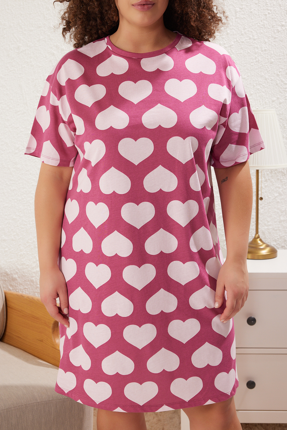 Trendyol Curve-Rosafarbenes Mini-Nachthemd mit Herzmuster und Silhouette – TBBSS25CH00001 3