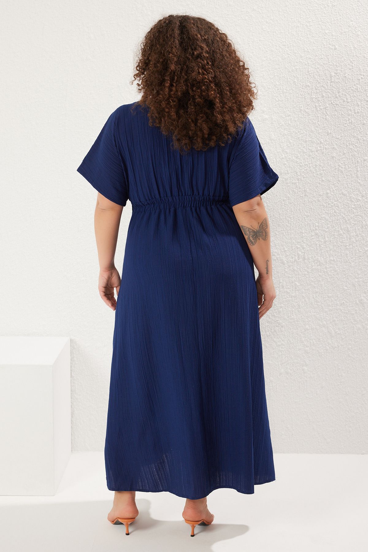 Trendyol Curve-Rochie maxi marime mare, albastru bleumarin, cu decolteu în V, cu mâneci scurte, țesătură texturată TBBSS25AH00038 5