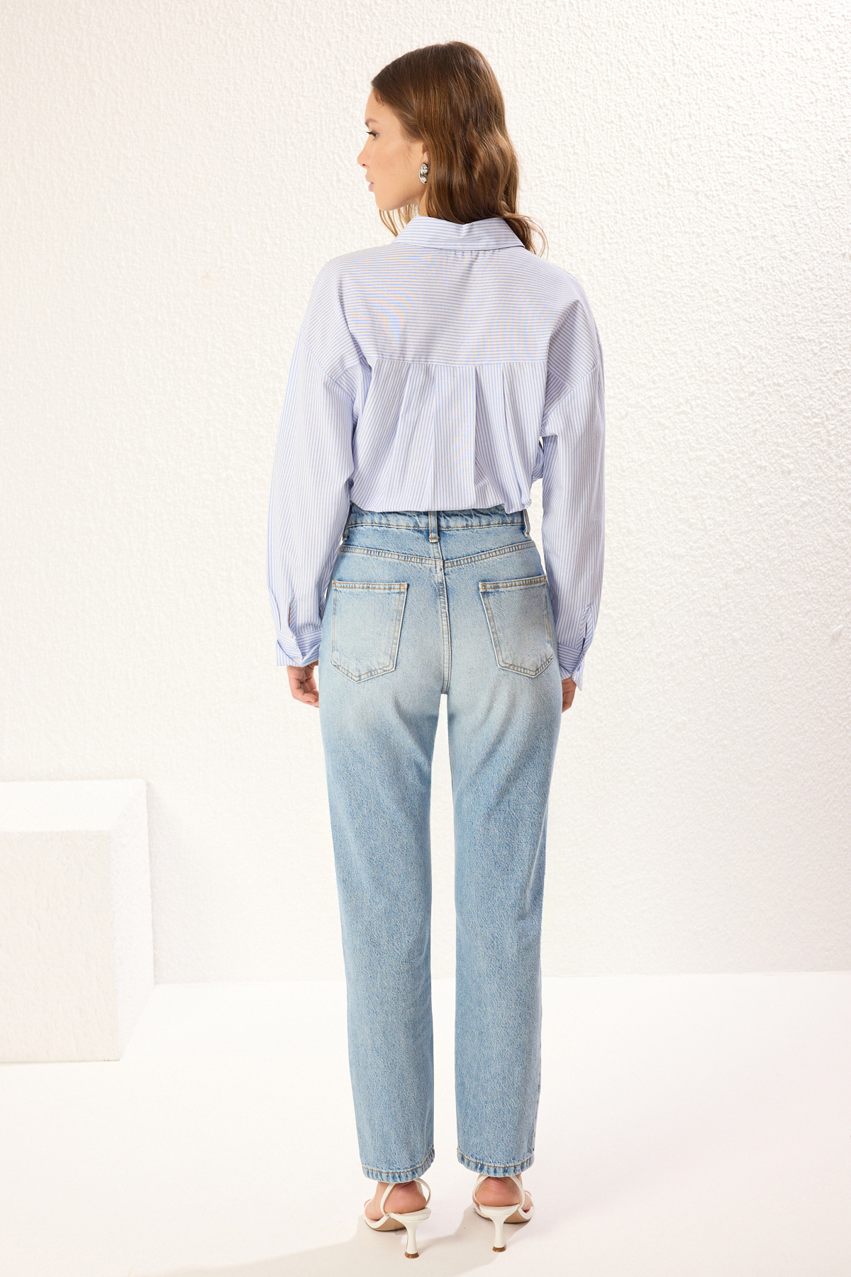 Trendyolmilla  Mavi Yüksek Bel Düz Kesim Straight %100 Pamuk Non-Stretch Jeans TWOSS23JE00089 - Görsel 5