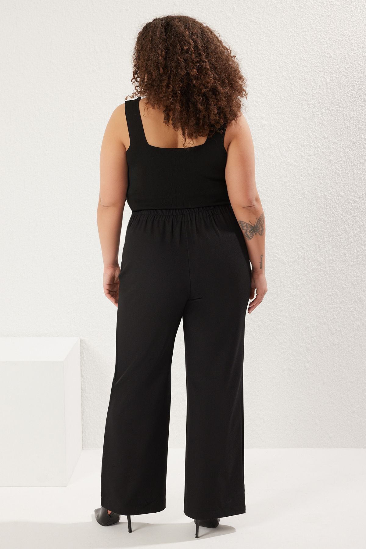 Trendyol Curve-بنطال أسود مضلع بأرجل واسعة وخصر مطاطي مقاس كبير TBBSS25AR00016 5