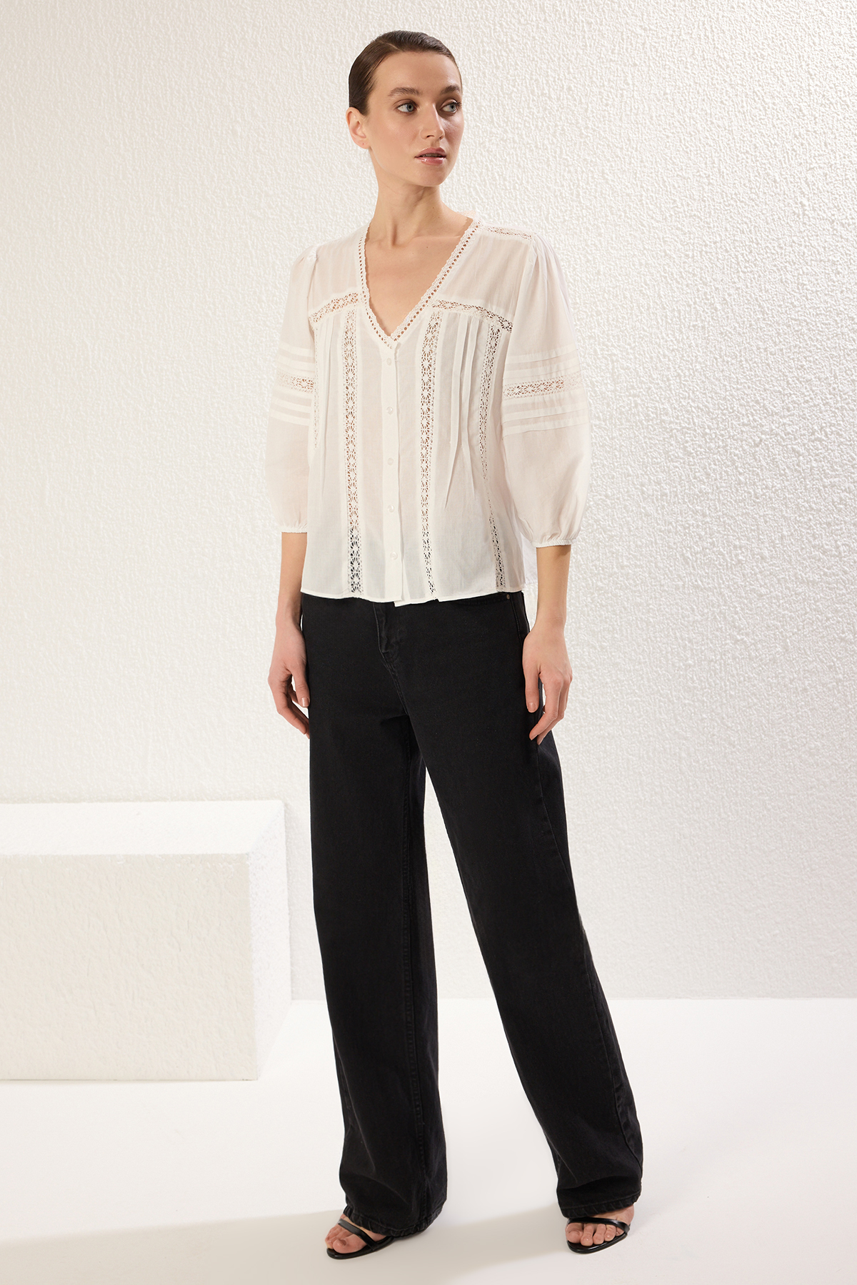 Trendyolmilla  Beyaz Pamuklu Kumaş Dantel Detaylı Regular Normal Kalıp Dokuma Gömlek TWOSS25GO00030 - Görsel 2