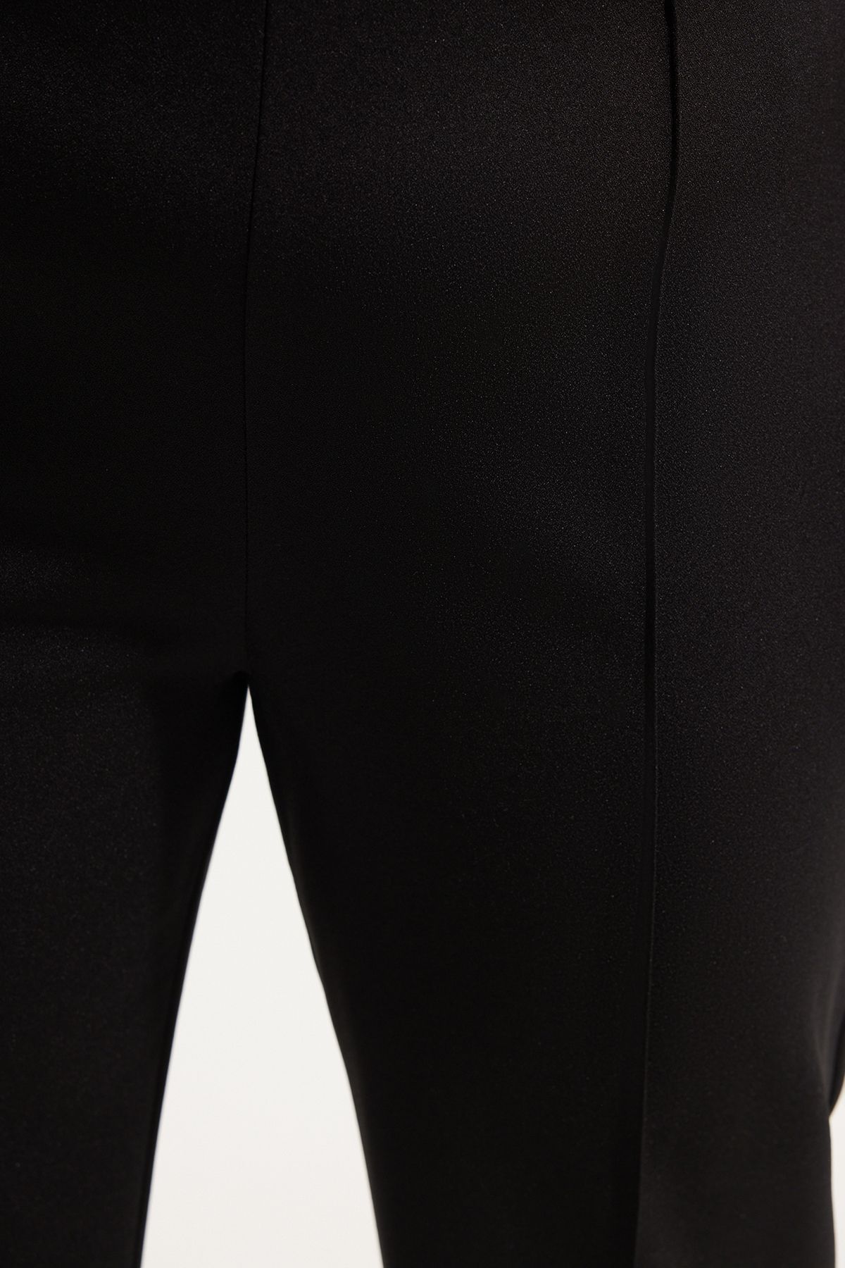Trendyol Curve-بنطال أسود مضلع بأرجل واسعة وخصر مطاطي مقاس كبير TBBSS25AR00016 4