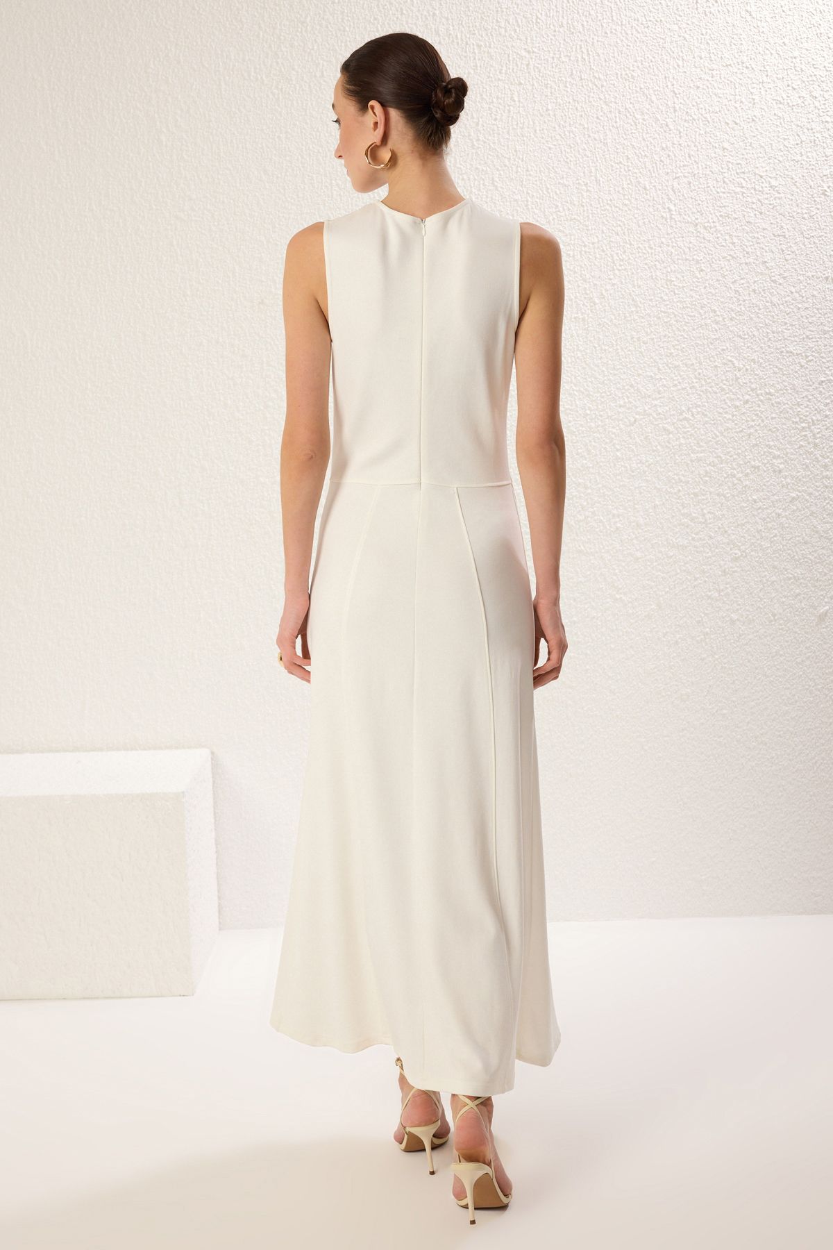 Trendyol Modest-Ecrufarbenes, gerades, gestricktes Interlock-Kleid TCTSS25EB00045 5