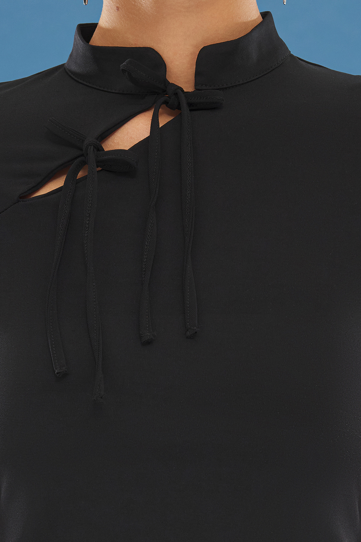 Trendyolmilla  Siyah Dik Yaka Bağlama Detaylı Vücuda Oturan Esnek Örme Bluz TWOSS25BZ00226 - Görsel 3