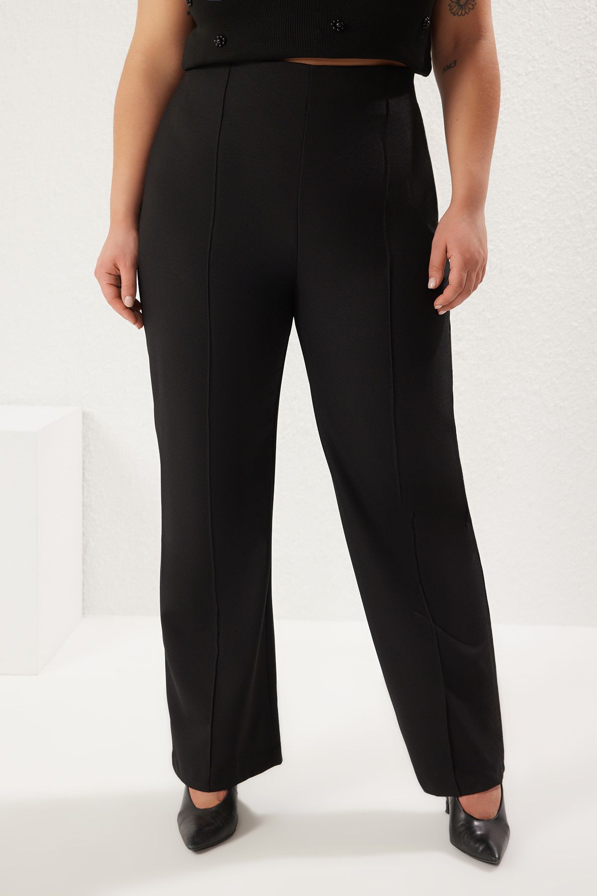 Trendyol Curve-بنطال أسود مضلع بأرجل واسعة وخصر مطاطي مقاس كبير TBBSS25AR00016 1