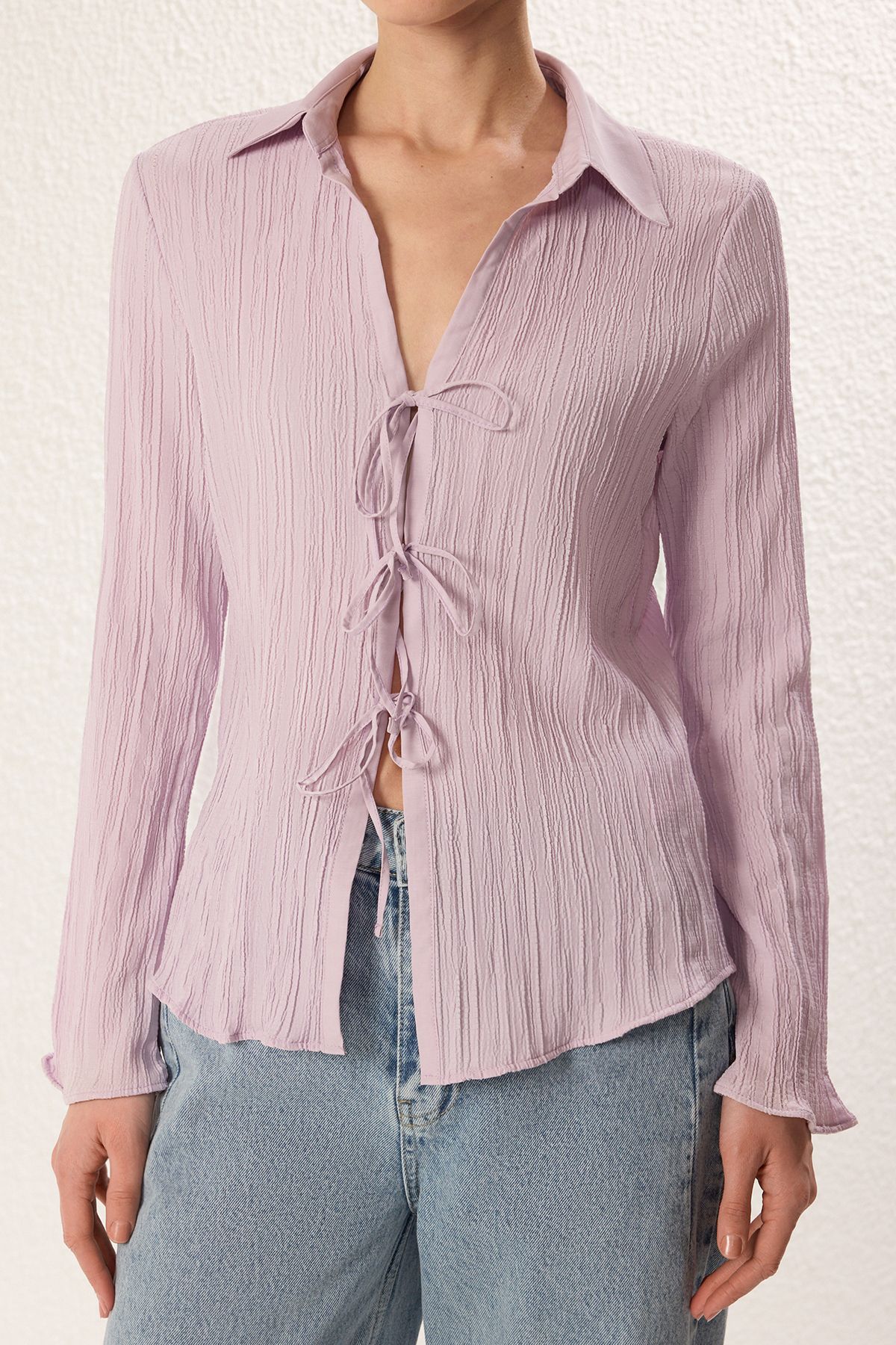 Trendyol Collection-Fliederfarbenes, strukturiertes, vorne gebundenes, gewebtes Hemd TWOSS25GO00012 3