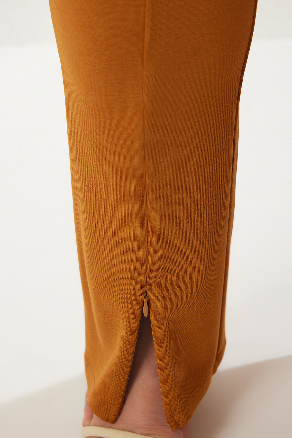 Trendyol Curve-Brown Skinny High Waist Leg Zip-Up Knitted Plus Size Pants Tbbss23Ar00011 4