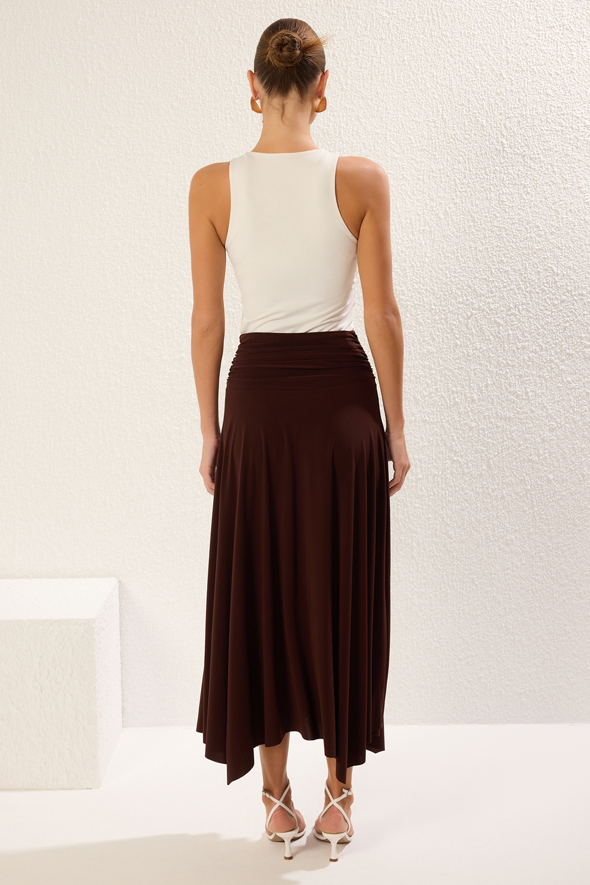 Trendyolmilla  Kahverengi Bel Detaylı Yırtmaçlı Esnek Örme Maxi Etek TWOSS25ET00068 - Görsel 5