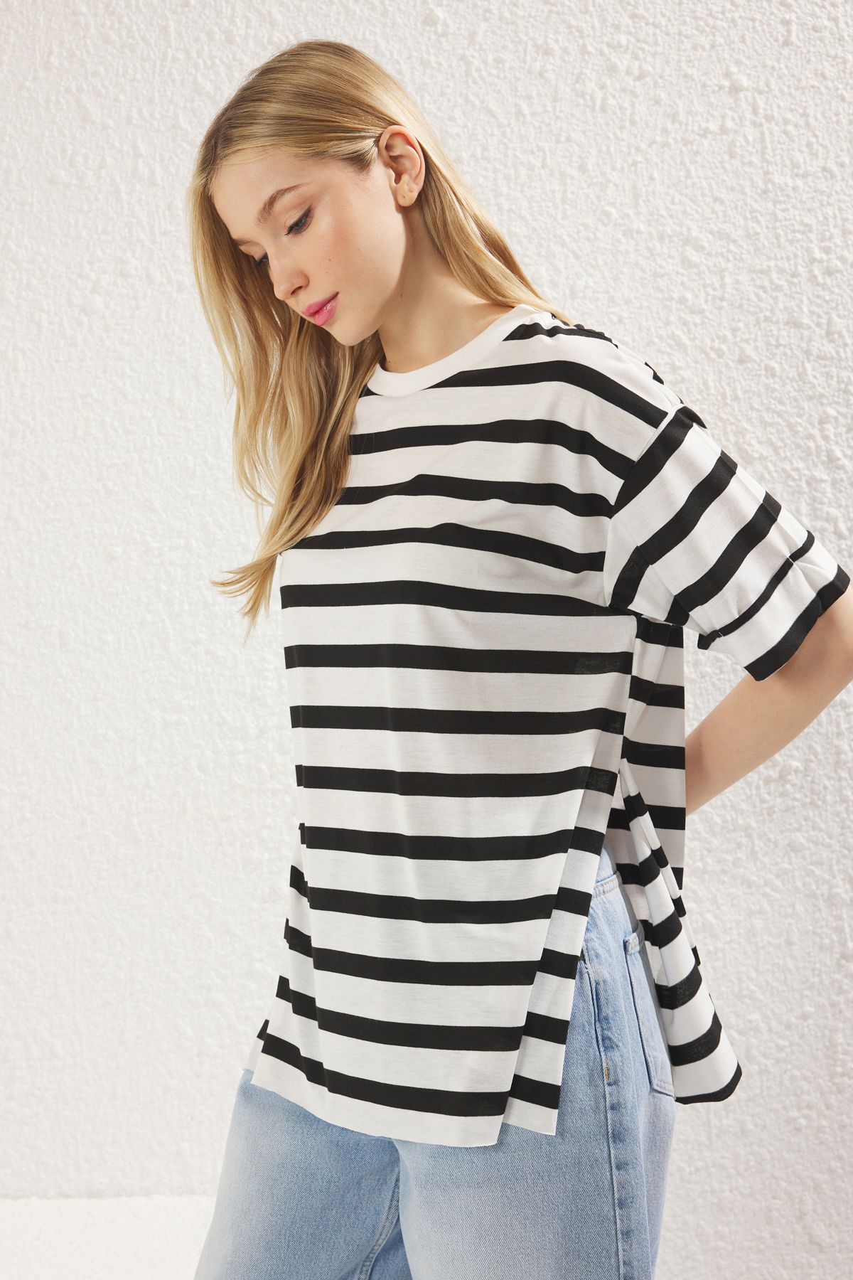 Trendyol Collection Asymetryczny krój Boyfriend, czarna, prążkowana koszulka z dzianiny w paski - podwójny rękaw TWOSS20TS0828