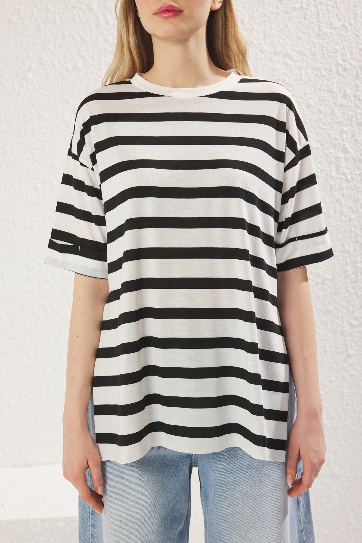 Trendyolmilla  Siyah Çizgili Duble Kol Asimetrik Boyfriend Örme T-Shirt TWOSS20TS0828 - Görsel 3