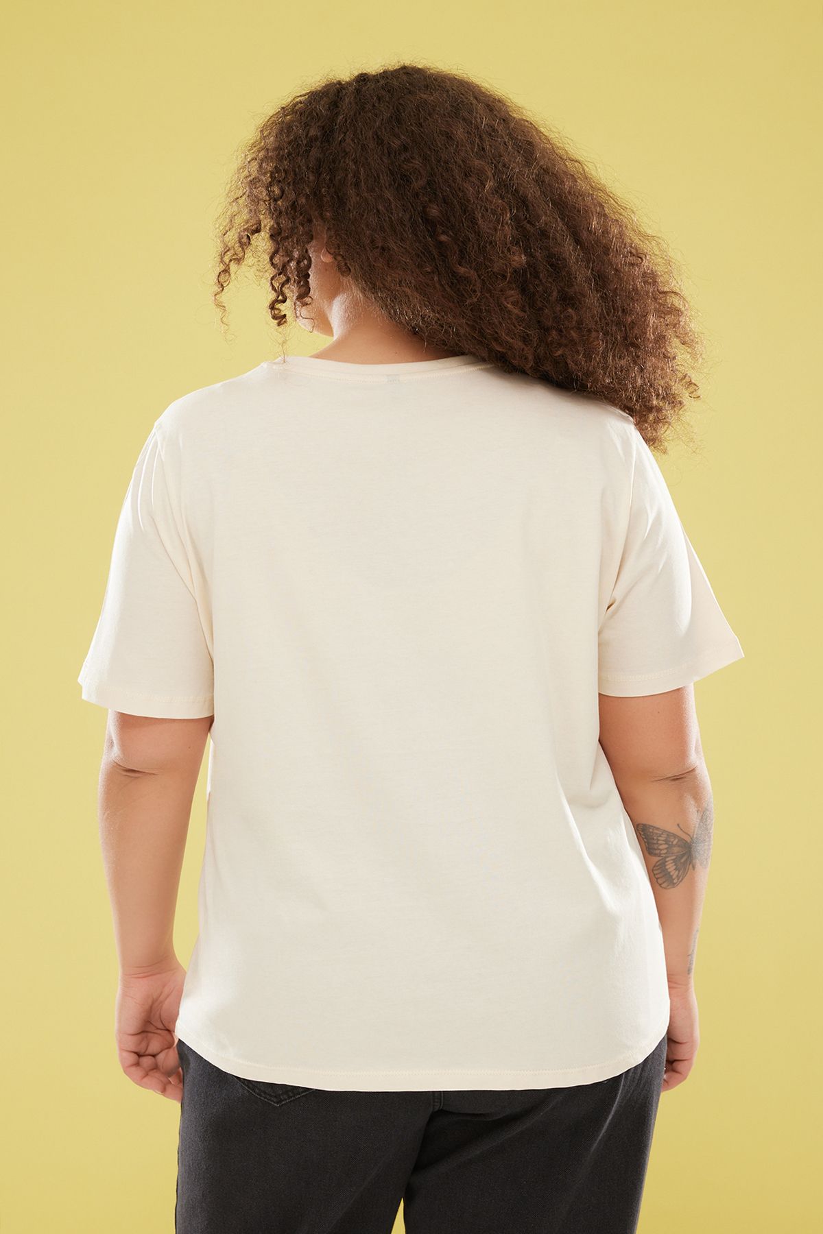 Trendyol Curve-Übergroßes T-Shirt mit Blumendruck in Steinfarbe – TBBSS25BF00019 6