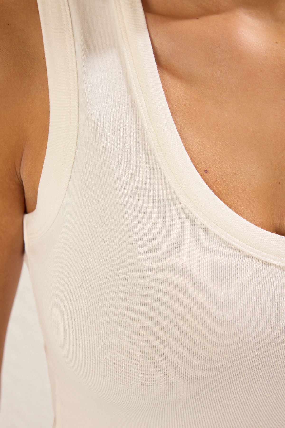 Trendyol Collection-Ecru Tailliertes/Eng anliegendes ärmelloses, dehnbares Strick-Tanktop TWOSS25AL00022 4