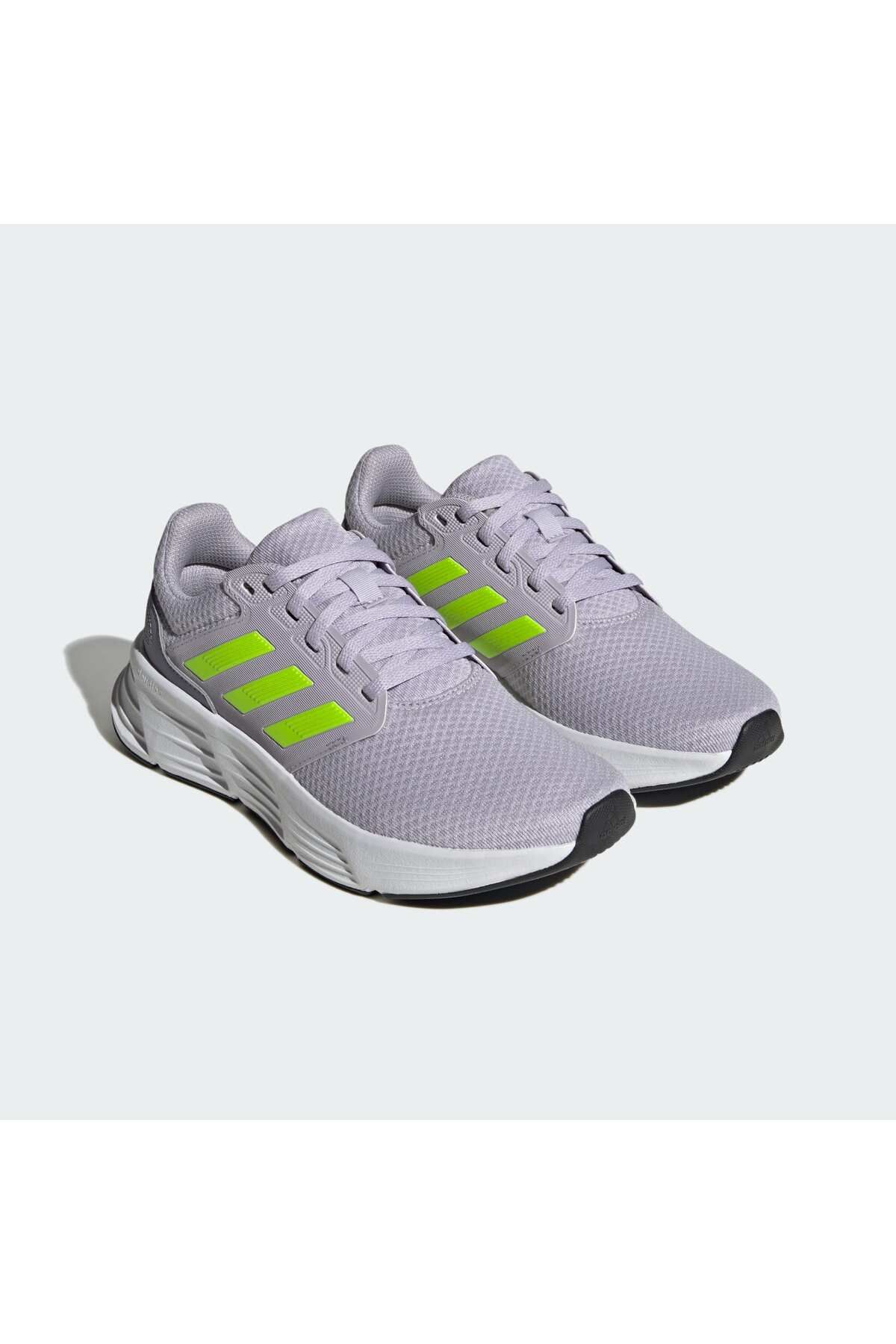 کفش دو و تمرین نقره‌ای زنانه 6 W در حال رانینگ adidas