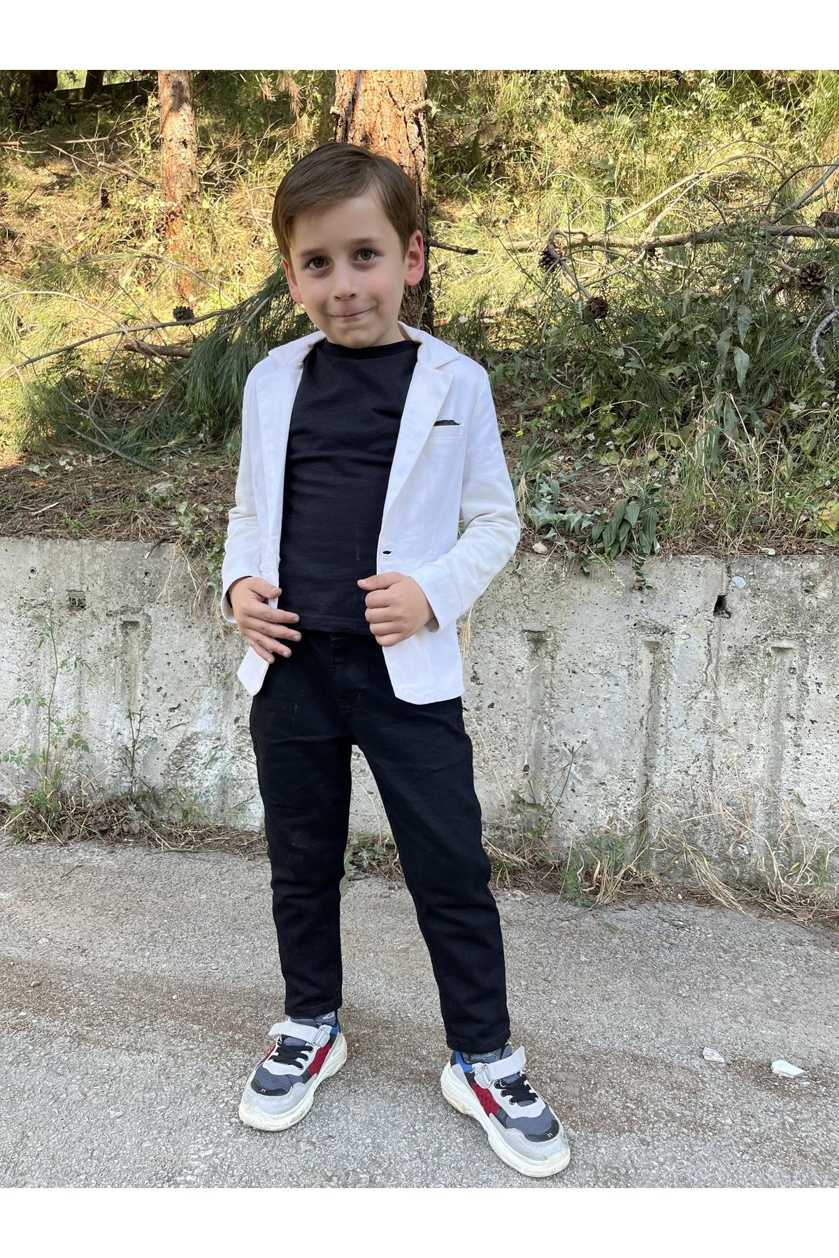Beyaz Ceketli Erkek Çocuk Takım