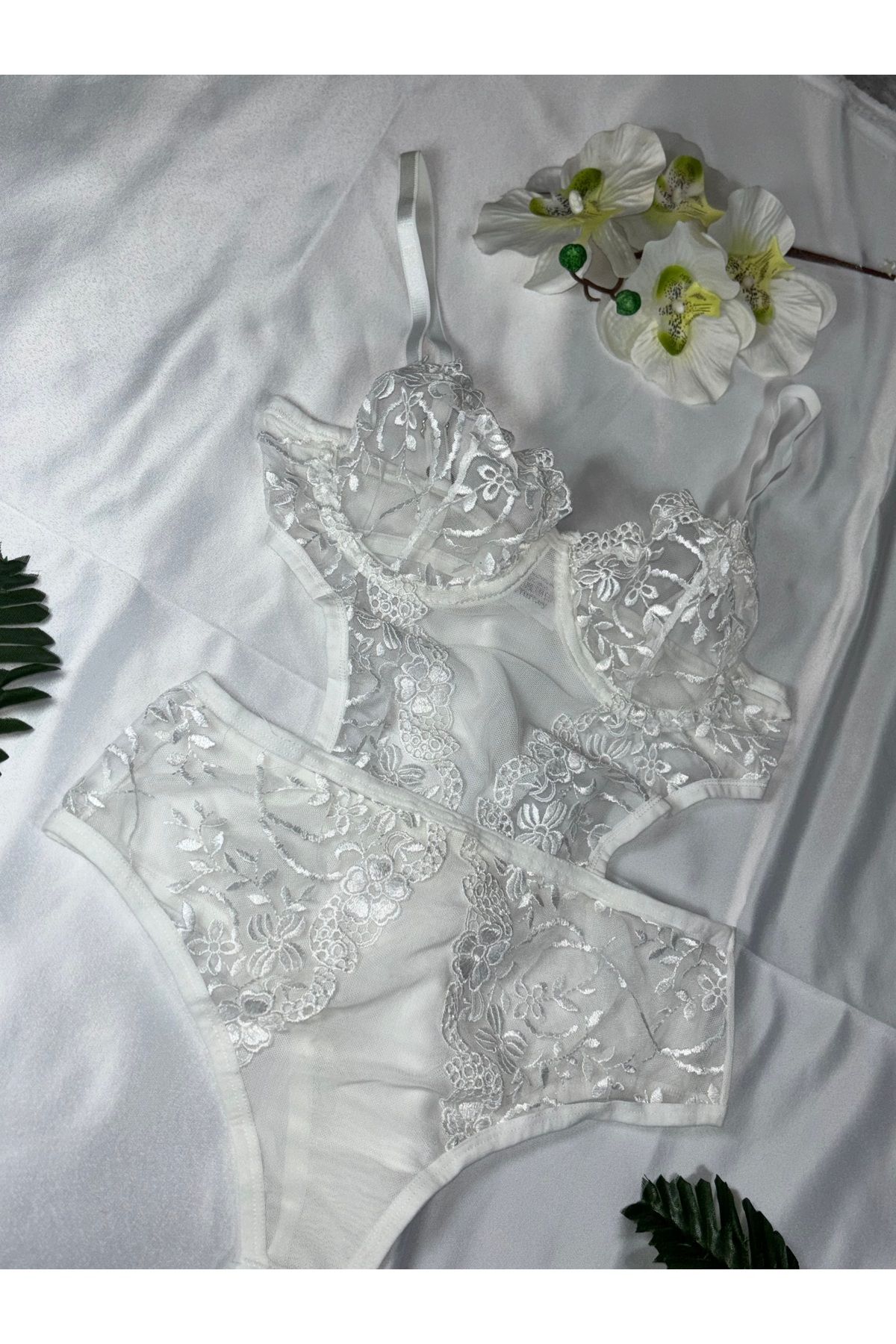 Perle Norie Beyaz Dantelli Çıtçıtlı Dekolteli Tül Detaylı Kadın Bodysuit