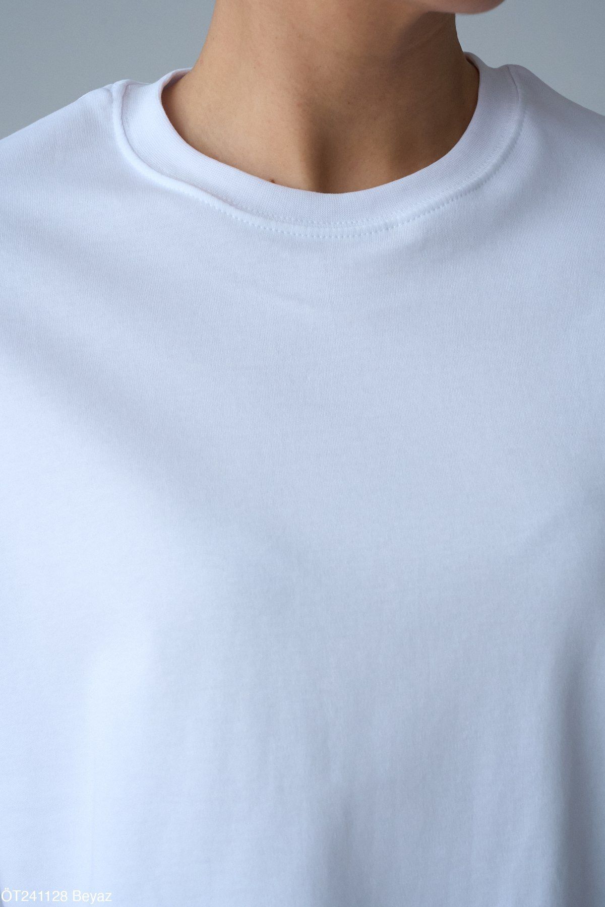 Askı Nişantaşı-Tricou de bază cu decolteu alb pentru femei 2