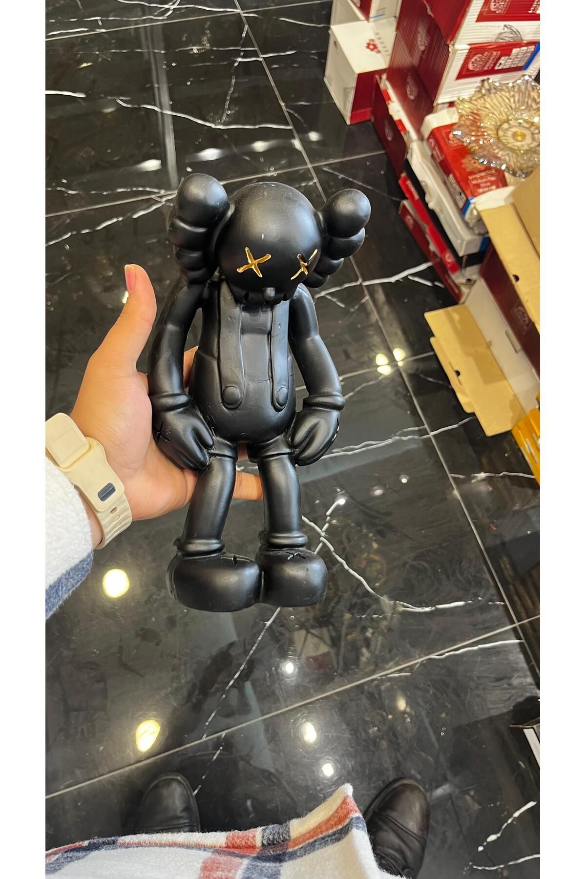 brow KAWS BLACK OTURAN Companion Figür Büyük Boy 27CM