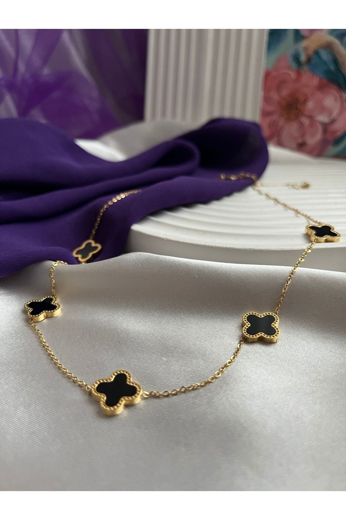 VioletDeseo Jewelry Siyah Yonca Model Altın Renk Çelik Kolye