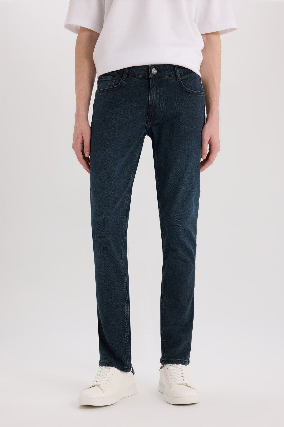 DeFacto Pedro Slim Fit Dar Kalıp Normal Bel Dar Paça Jean Pantolon R8791AZ25SP