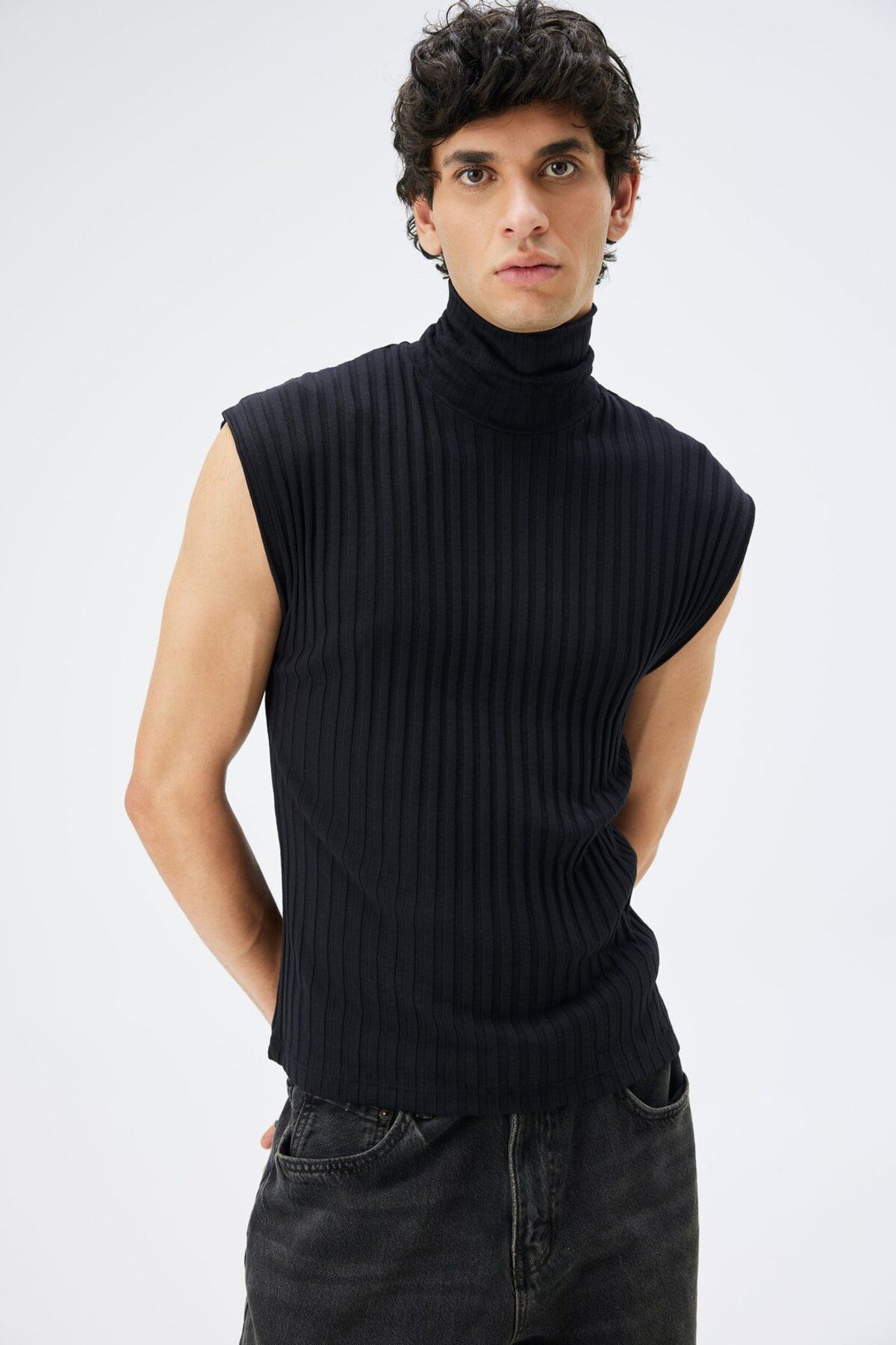 IAMNOTBASIC-Leonardo High Top Undershirt - Black 3
