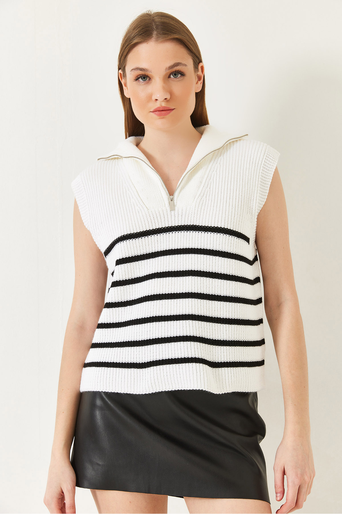 LUCCI Striped Knitwear Sweater Vest with Zipper Collar 2