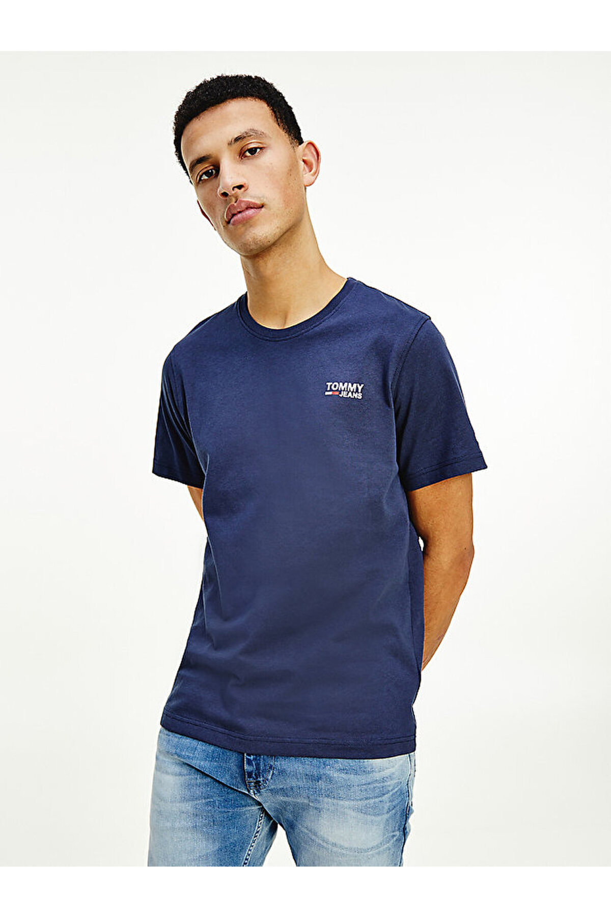 تامی هیلفیگر تی‌شرت یقه گرد مردانه با لوگوی TJM Regular Corp