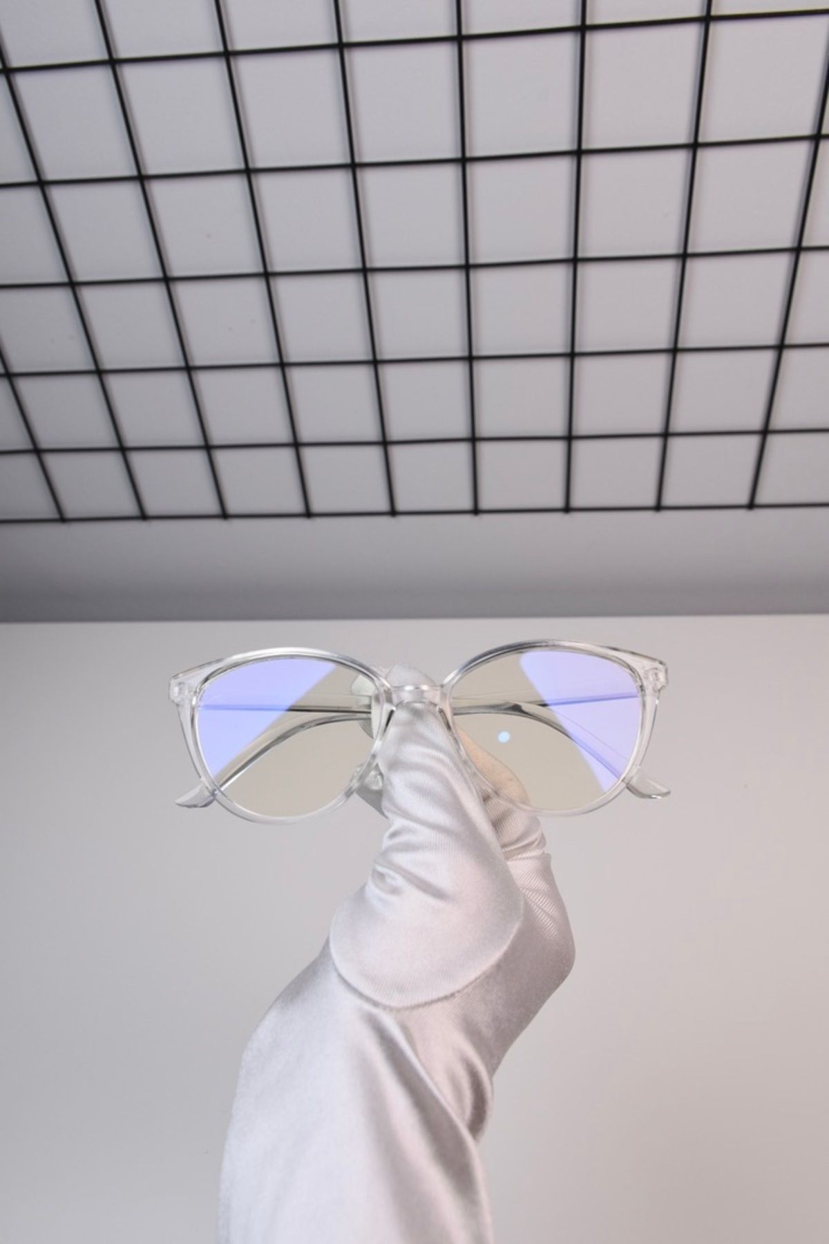 LOOKUP-The Cat Eye Glasses with Blue Light Protection are Optically Compatible and Relax in Computer Television vs. Use. 4
