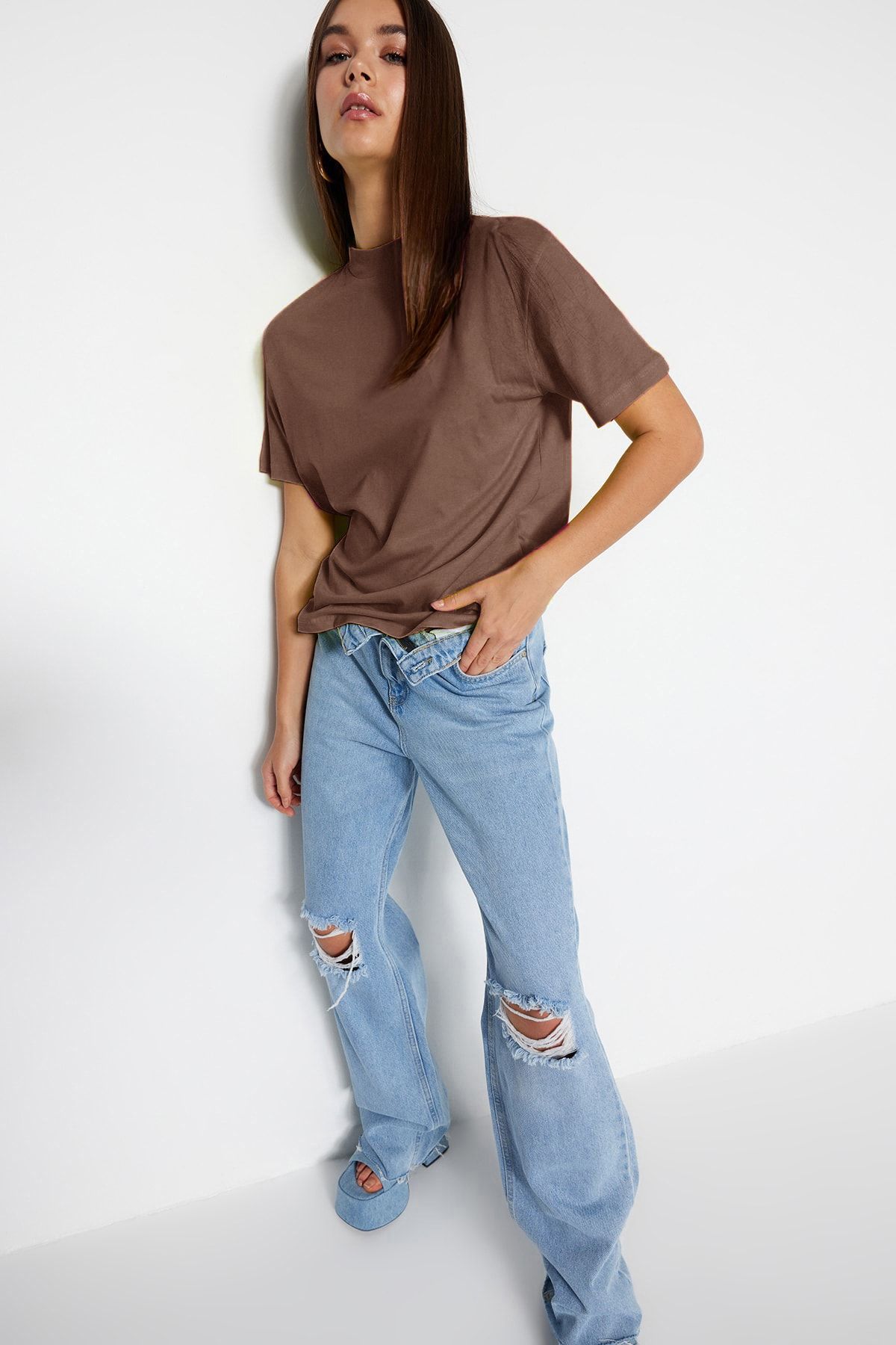 Trendyol Collection-Hellbraunes T-Shirt aus 100 % Baumwolle mit Stehkragen – TWOAW20TS0096 4