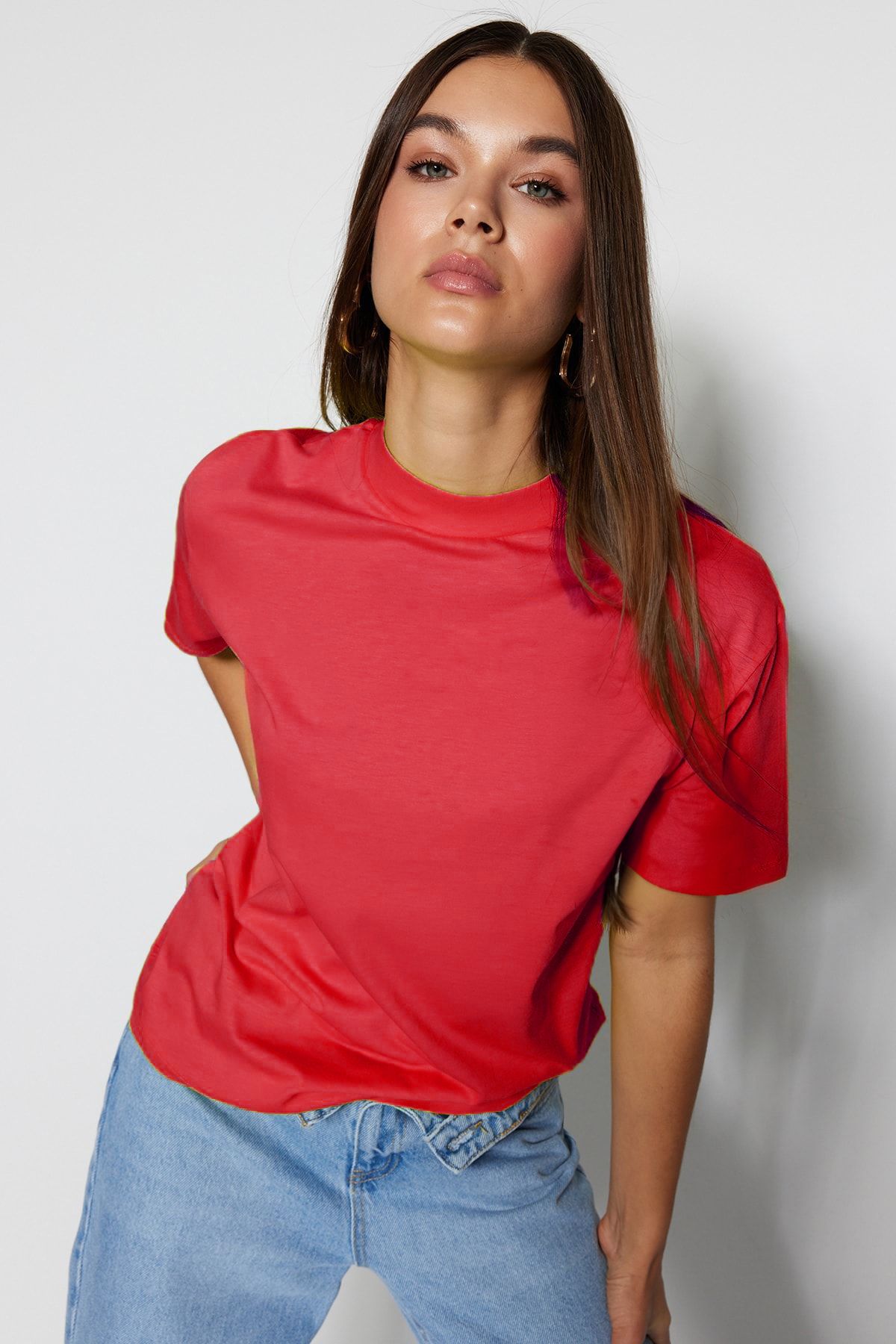 Trendyol Collection Rotes Strick-T-Shirt – 100 % Baumwolle, Stehkragen, reguläre Passform TWOAW20TS0096