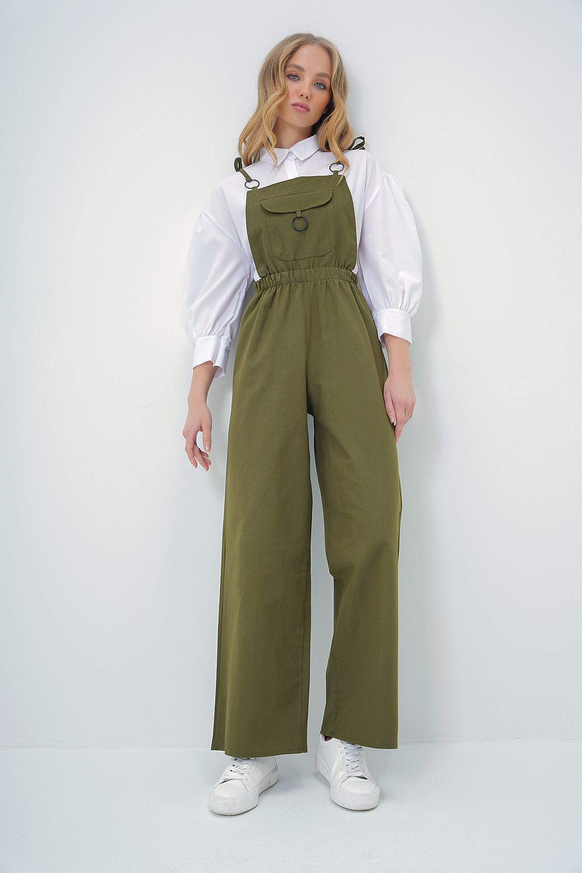 Trend Alaçatı Stili-Khakifarbene Aerobin-Salopet-Hose für Damen mit Vordertaschen, Hosenträgern und Ringdetails ALC-X13581 3