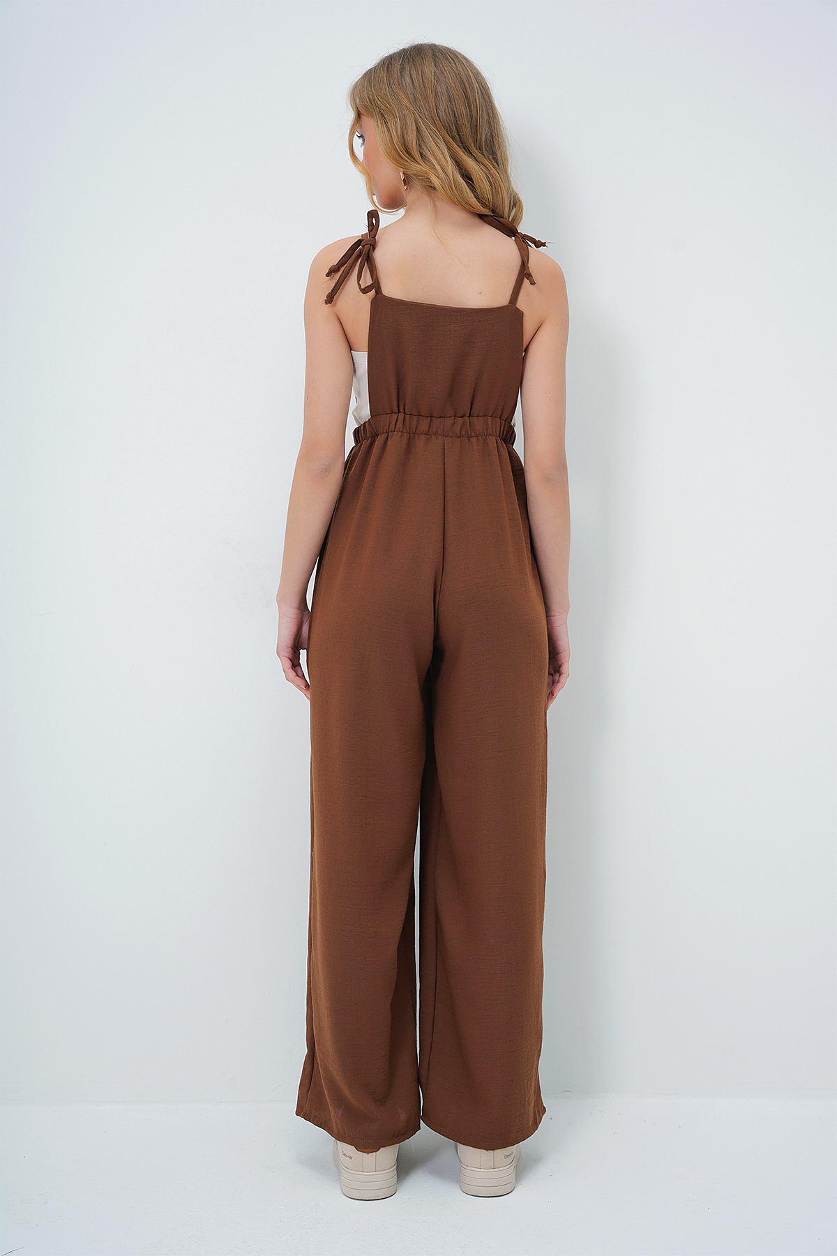 Trend Alaçatı Stili-Bitterbraune Aerobin-Salopet-Hose für Damen mit Vordertasche und Ringdetails ALC-X13581 6