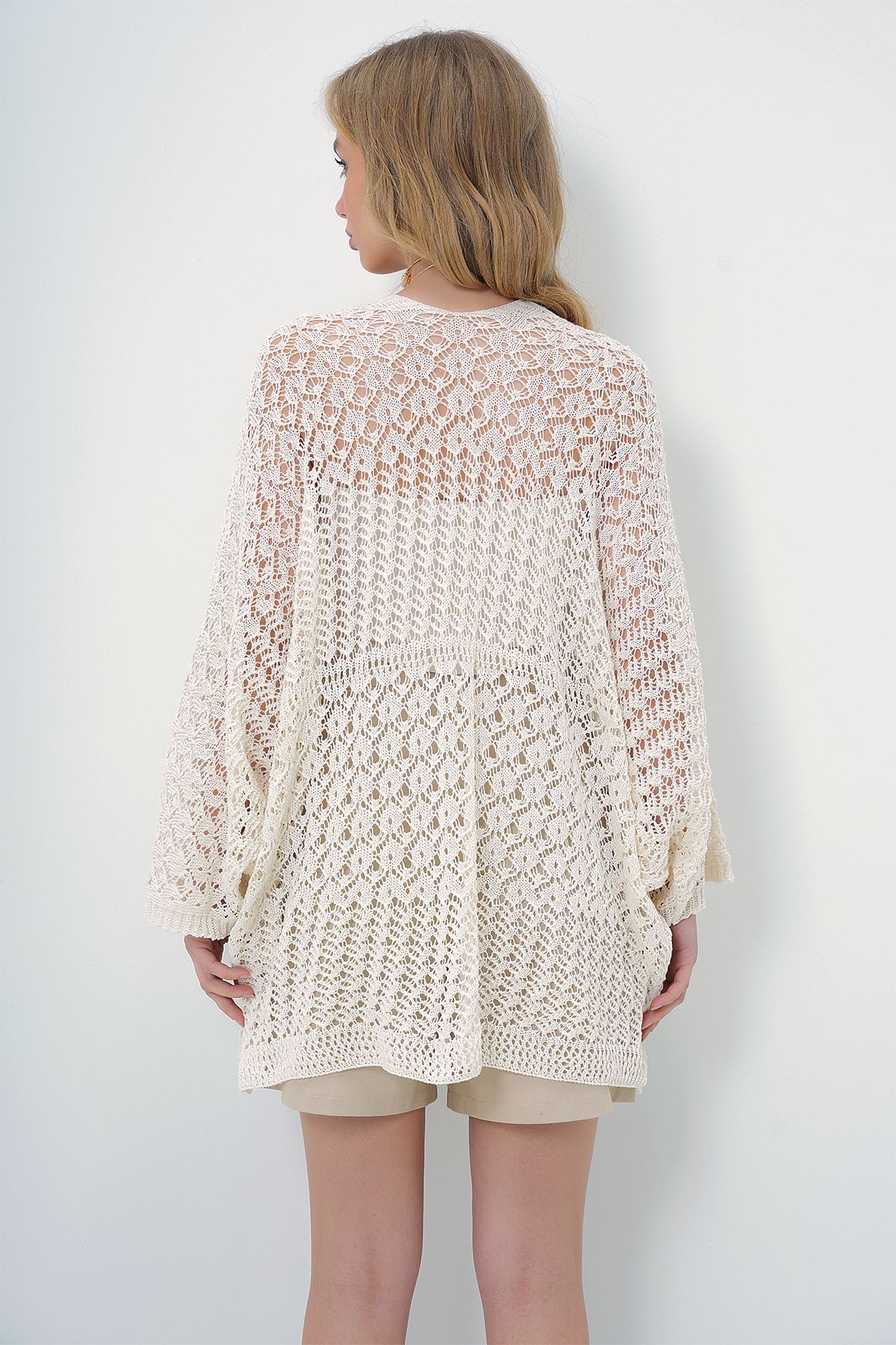 Trend Alaçatı Stili-Übergroße Strickjacke mit durchbrochenem Muster und Quastendetail für Damen in Vanille ALC-X10690 6
