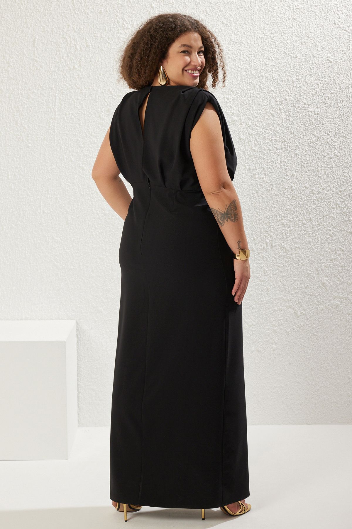 Trendyol Curve-Schwarzes Abendkleid mit Schlitz in Übergröße – TBBSS25AH00052 5