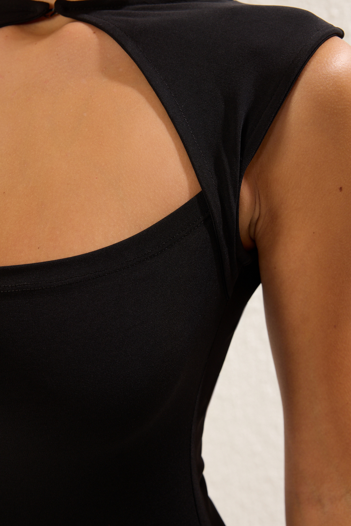 Trendyolmilla  Siyah Vücuda Oturan Örme Midi Şık Abiye Gece Mezuniyet Elbisesi TPRSS25EL00160 - Görsel 4