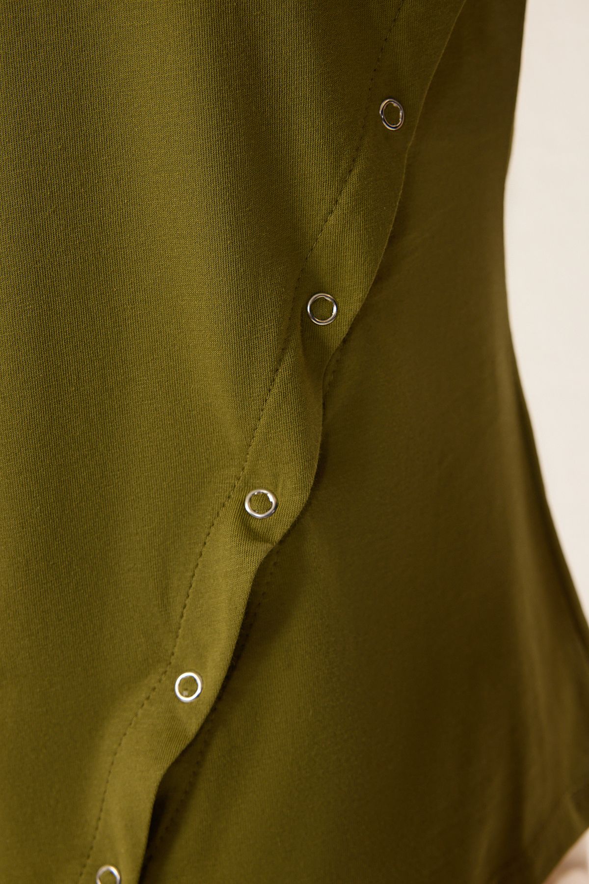 Trendyol Collection-Khaki Regular/Regular Fit Pletené tričko se zapínáním na patentky TWOSS25TS00029 4