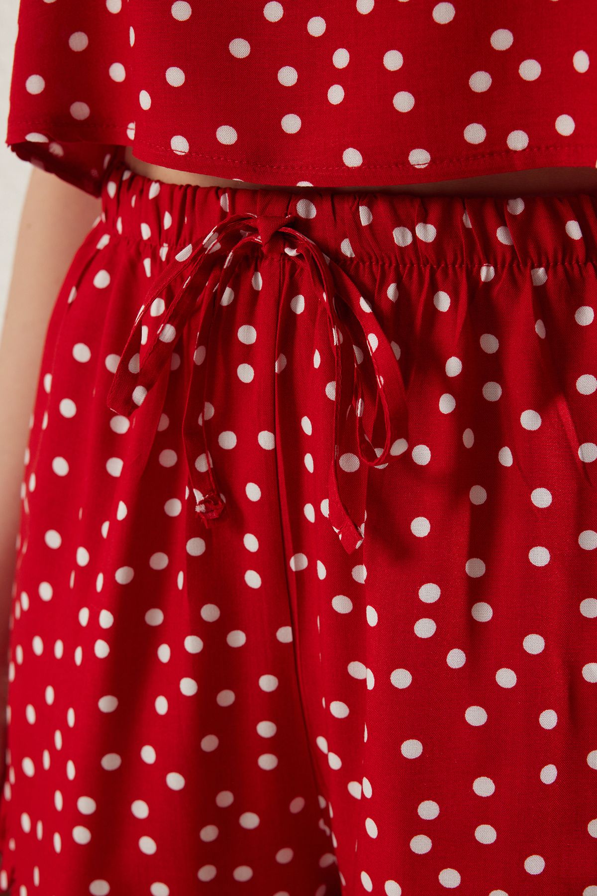 Trendyol Collection-Gewebtes Pyjama-Set mit roten, gepunkteten Rüschen, detaillierten Seilträgern und Viskose-Shorts THMSS21PT0742 5