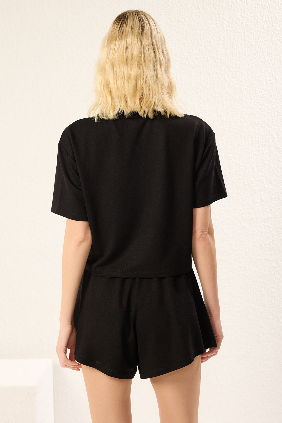 Trendyolmilla  Siyah Yumuşak Tuşeli T-shirt ve Şort Örme Alt-Üst Takım TWOSS24AU00056 - Görsel 5