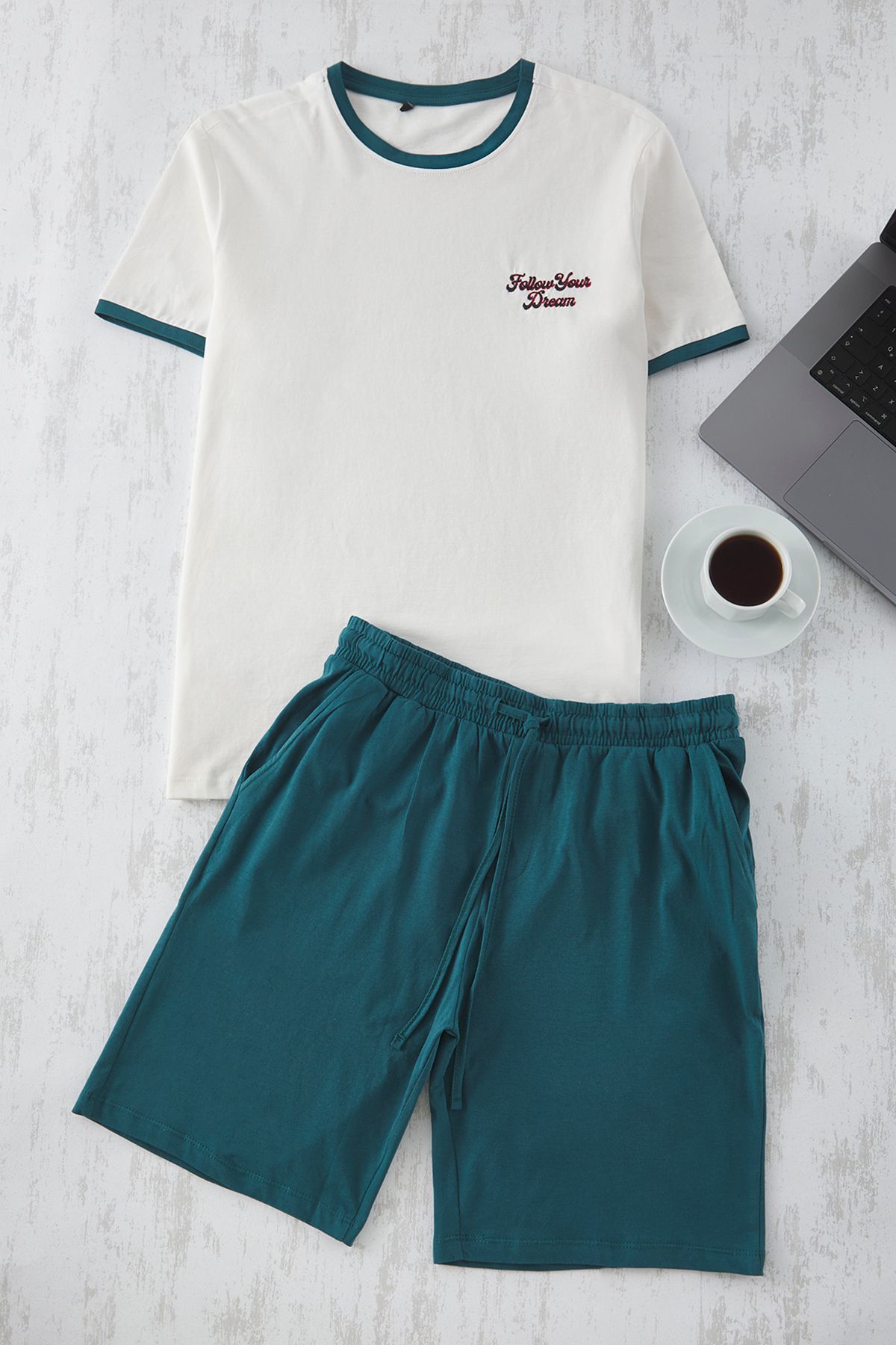 Trendyol Collection-Ecru smaragdově zelená vyšívaná sada pyžama Regular Fit s pletenými šortkami - TMNSS25PT00026 2