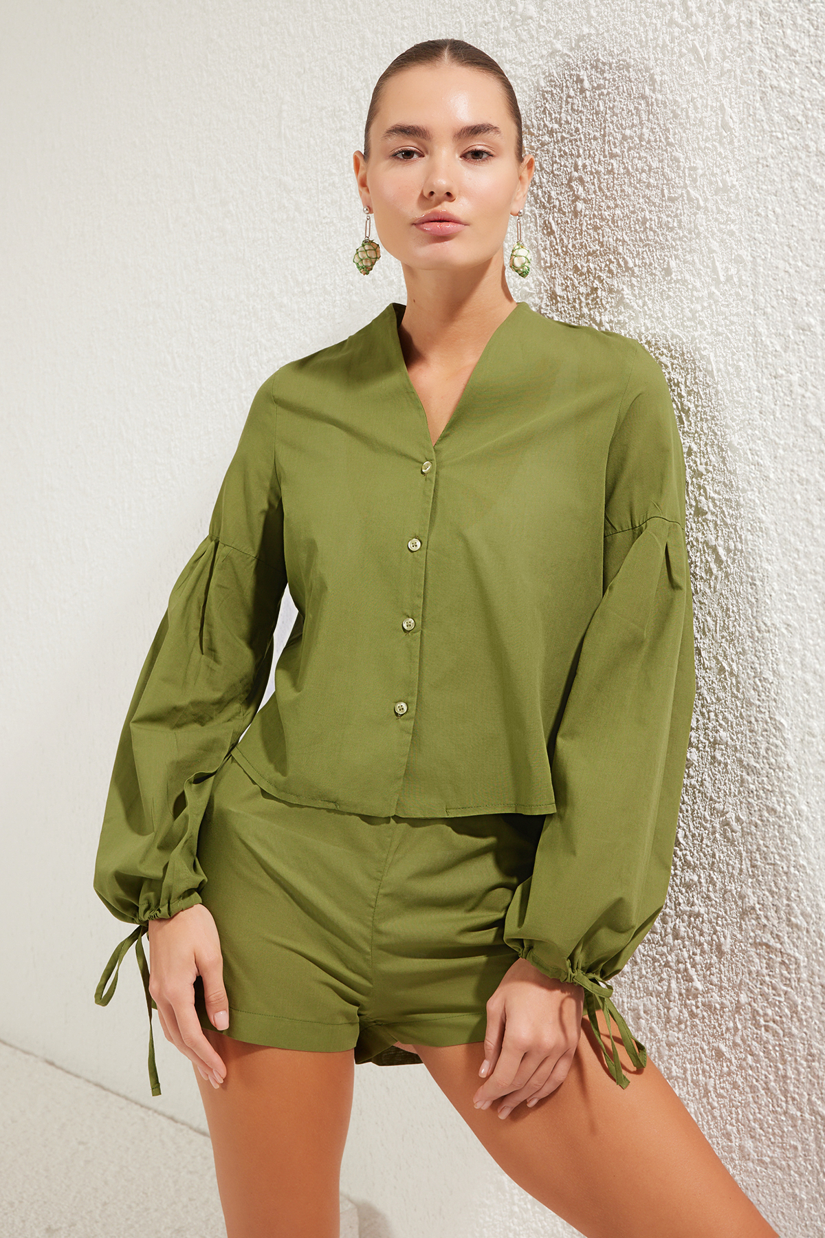 Trendyolmilla  Haki Dokuma Bağlama Detaylı %100 Pamuk Plaj Gömlek-Şort Takım TBESS25AU00014 - Görsel 2